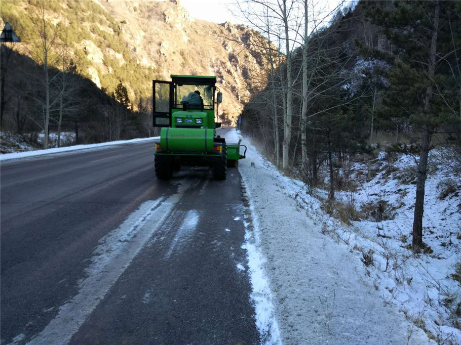 滾刷式強力掃雪機國產